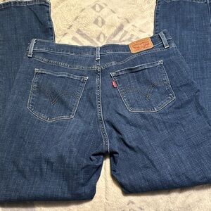 696.  Levi's Women's Straight Leg Blue Jeans